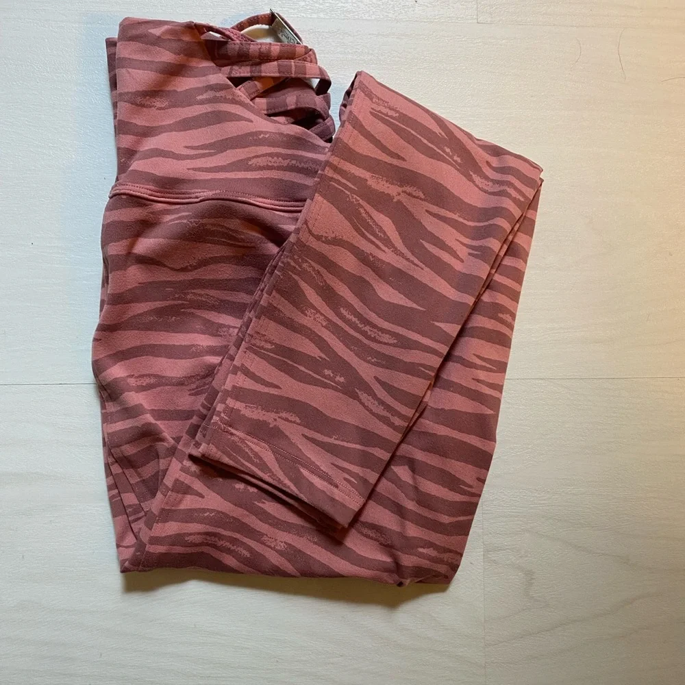 Bombshell Sportswear Set - Picture 8 of 12